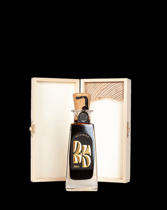 Ein BALSAMICO 25 JAHRE GEREIFT von Hause Kaltenthaler mit Korkdeckel ruht elegant in einer Holzkiste.
