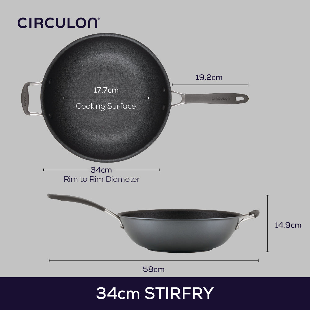 Die Circulon A1 Wok-Pfanne aus der A1-Serie ist eine graue Wok-Pfanne mit Deckel, die in geöffneter Seitenansicht gezeigt wird. Mit einem Durchmesser von 26 cm gilt sie als die beste Wok-Pfanne für jede Küchenaufgabe.
