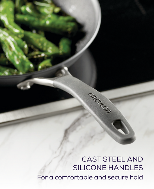 Die Circulon Bratpfanne CIRCULON A1 SERIE mit Silikongriff brät grüne Paprika fachmännisch auf Ihrem Herd. Das robuste Design sorgt für Langlebigkeit, während die fortschrittliche Antihaft-Technologie Komfort und Sicherheit bei jedem Gebrauch bietet.