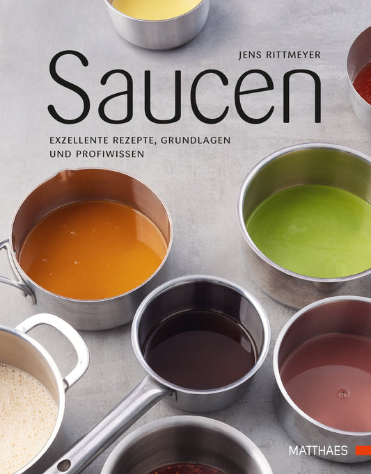 Auf einem Tisch stehen mehrere Soßentöpfe, abgebildet auf dem Cover von Jens Rittmeyers Kochbuch „SAUCEN – DAS KOCHBUCH VON JENS RITTMEYER“, erschienen im Matthaes – DK Verlag.