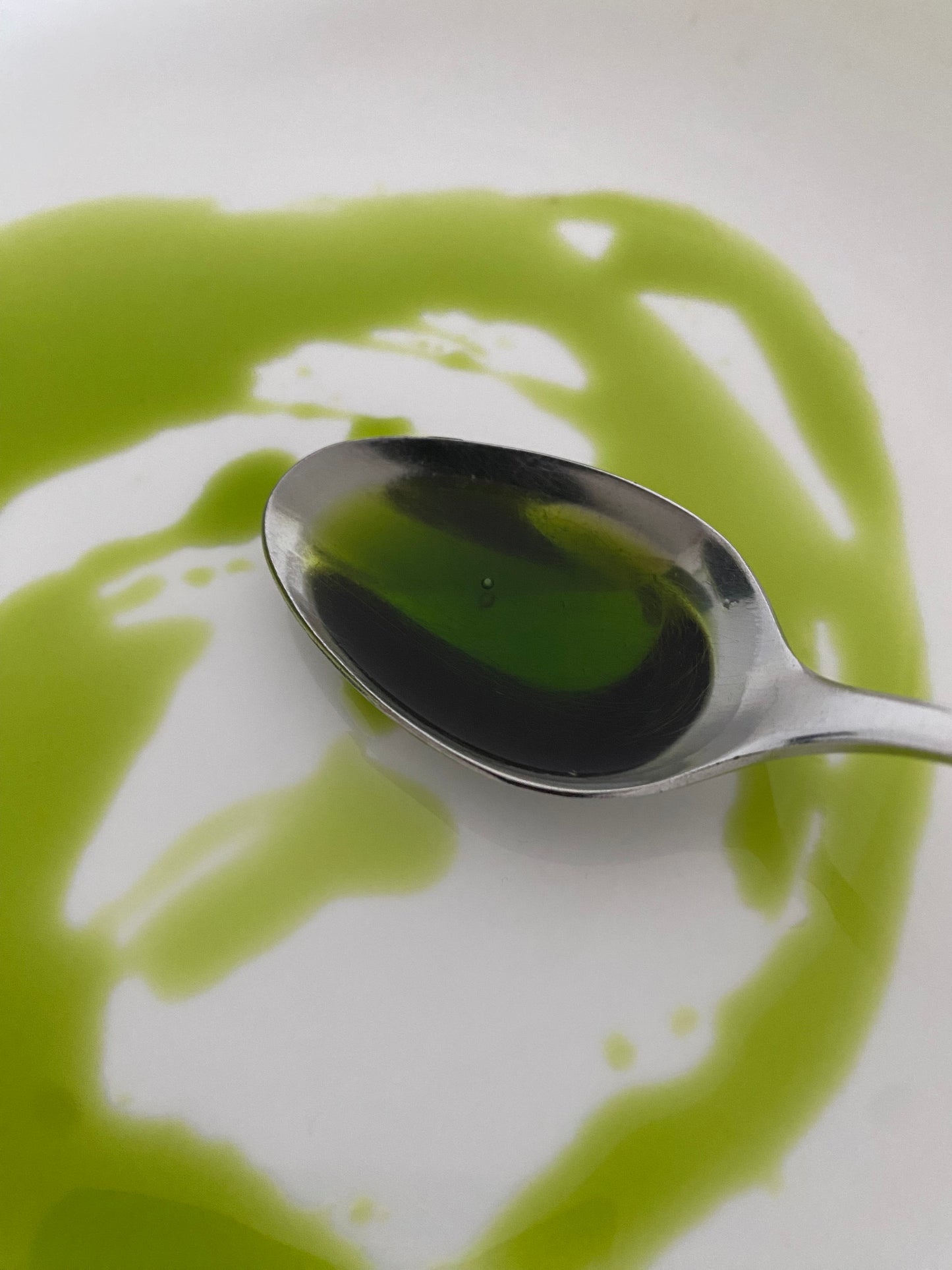 Bärlauchöl als Tellerdeko