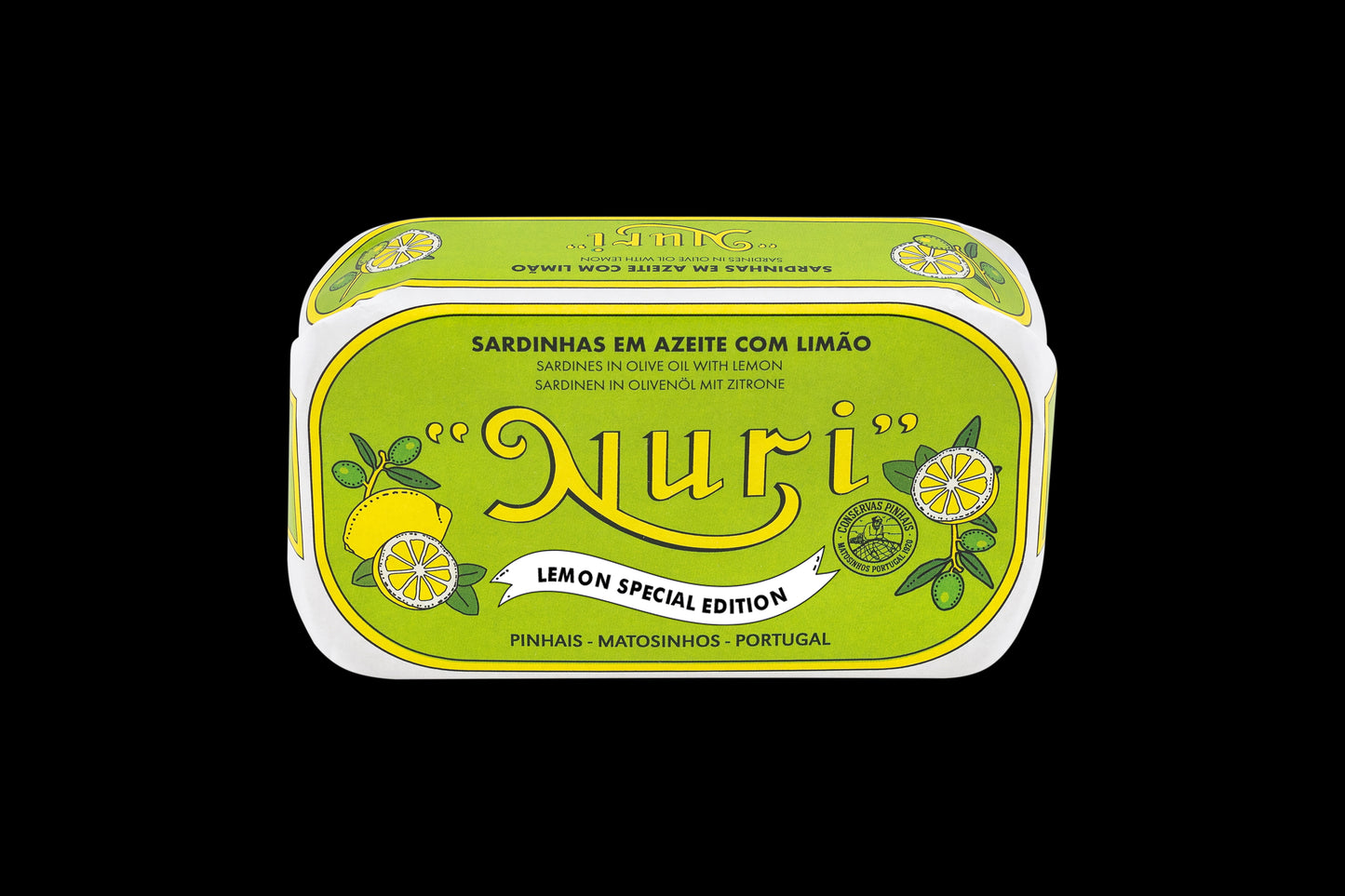 Eine grüne Dose „NURI“ SARDINEN MIT OLIVENÖL UND ZITRONE mit lebendigen Illustrationen von Zitronen und Sardinen auf der Verpackung.