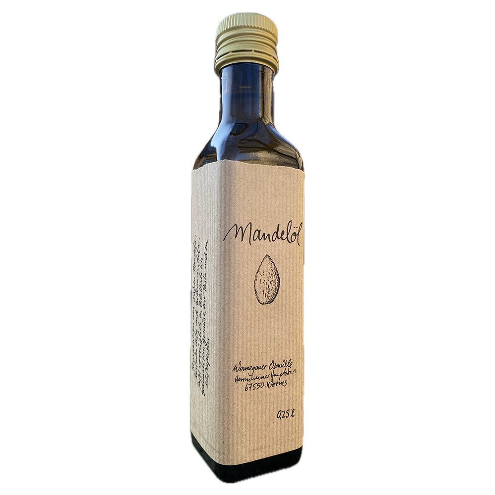 Eine Flasche mit der Aufschrift „MANDEL-ÖL kalt gepresst“ von Wonnegauer Ölmühle und goldenem Verschluss ist mit einer handgezeichneten Mandel und einem handgeschriebenen Text versehen, der den reichhaltigen Fettgehalt hervorhebt.