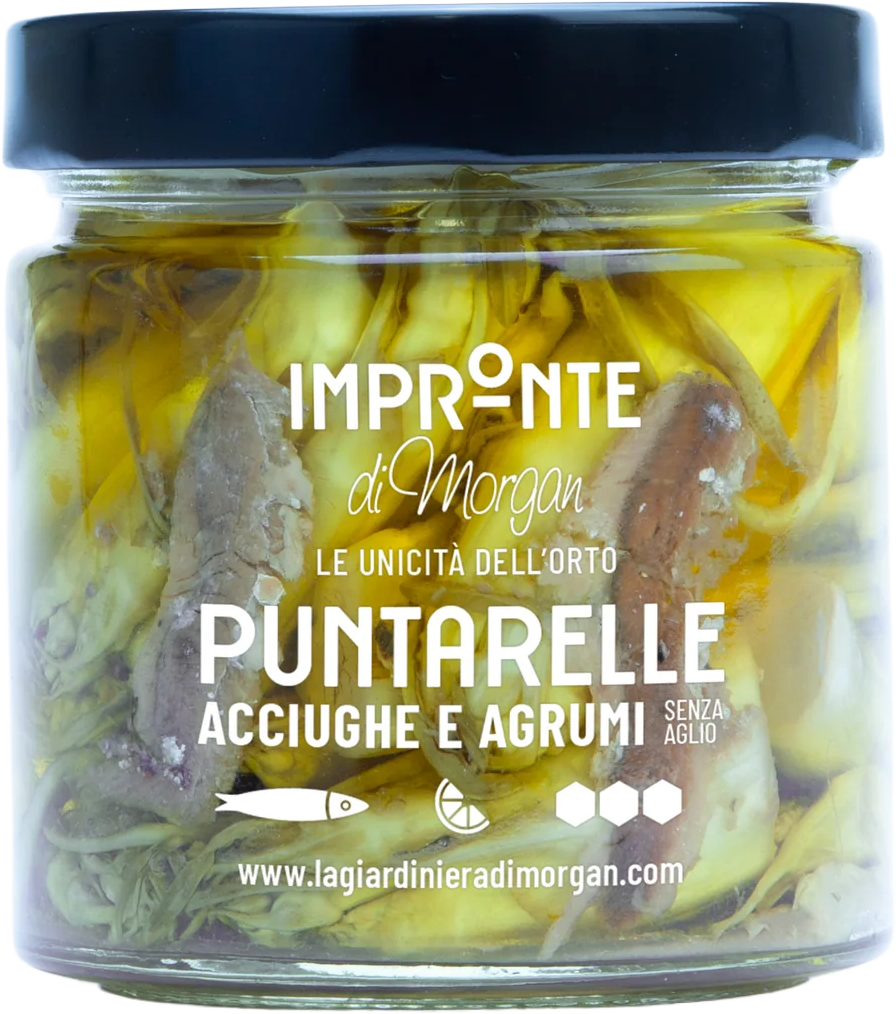 Ein Glas La Giardiniera de Morgan EINGELEGTE PUNTARELLE, auch Vulkanspargel genannt, mit Anchovis und Zitrusfrüchten in Öl, schwarzer Deckel und weißes Etikett.