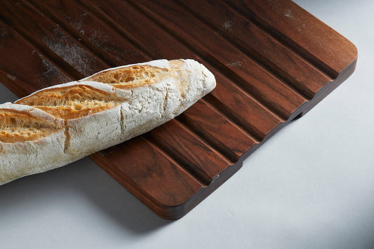 BROTSCHNEIDEBRETT AUS WALNUSSHOLZ