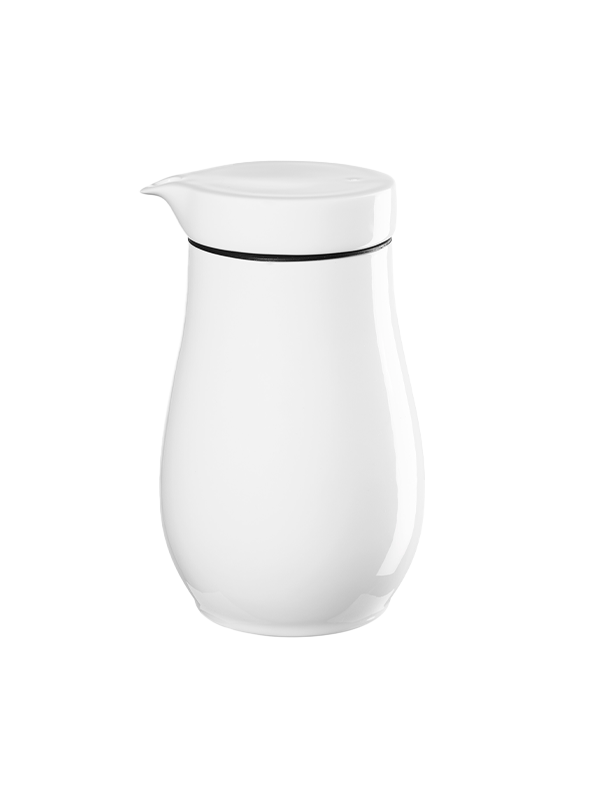 Die ASA THERMO SUPPEN-SAUCIERE „A TABLE“ von ASA ist ein Krug aus feinem Bone China mit einem geschwungenen weißen Design, Deckel, Ausguss und einem schwarzen Streifen nahe der Oberseite.