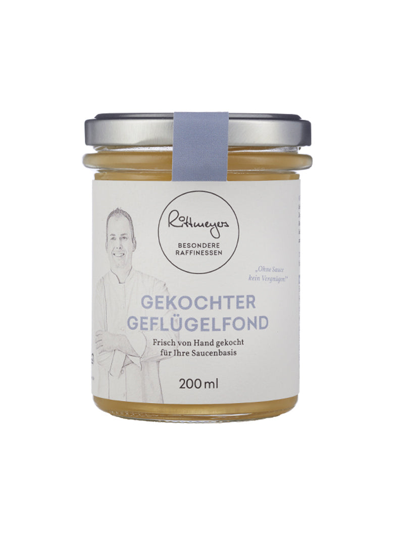 Ein 200-ml-Glas GEKOCHTER GEFLÜGELFOND von Rittmeyers Besondere Raffinessen ist mit einer Illustration von Küchenchef Jens Rittmeyer versehen und eignet sich perfekt als Basis für Saucen.