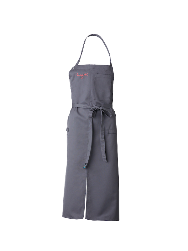 Gray Rittmeyers KOCHSCHÜRZE „SAUCENGÖTTIN“ mit Fronttasche, Taillenbändern und rotem Logo auf der oberen Brust.