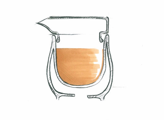 Diese Abbildung zeigt die ASA THERMO SUPPEN-SAUCIERE „A TABLE“ aus feinem Bone China mit Ausguss, der die reiche braune Flüssigkeit elegant in Szene setzt. Ein Design, das Sternekoch Jens Rittmeyer würdigt: Es vereint Form und Funktion für kulinarische Höchstleistungen.