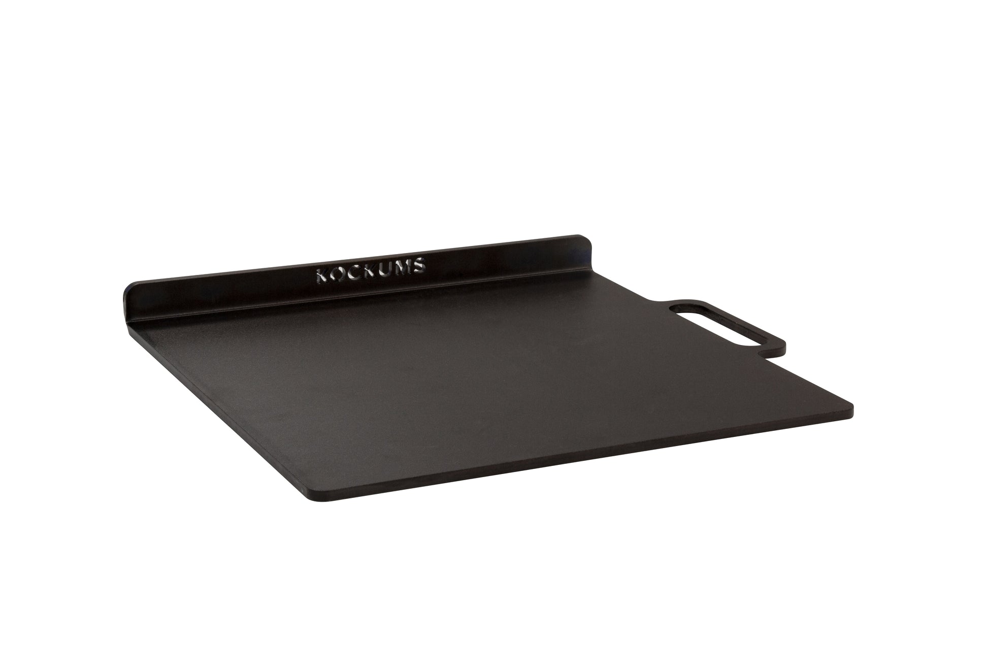 Die Kockums Jernverk PIZZA/BROT-BACKPLATTE (37 x 32 cm) ist eine schwarze Grillpfanne mit Griff und erhöhtem Rand, ideal zum Backen von frischem Brot oder Pizza vor weißem Hintergrund.