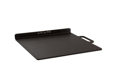Die Kockums Jernverk PIZZA/BROT-BACKPLATTE (37 x 32 cm) ist eine schwarze Grillpfanne mit Griff und erhöhtem Rand, ideal zum Backen von frischem Brot oder Pizza vor weißem Hintergrund.