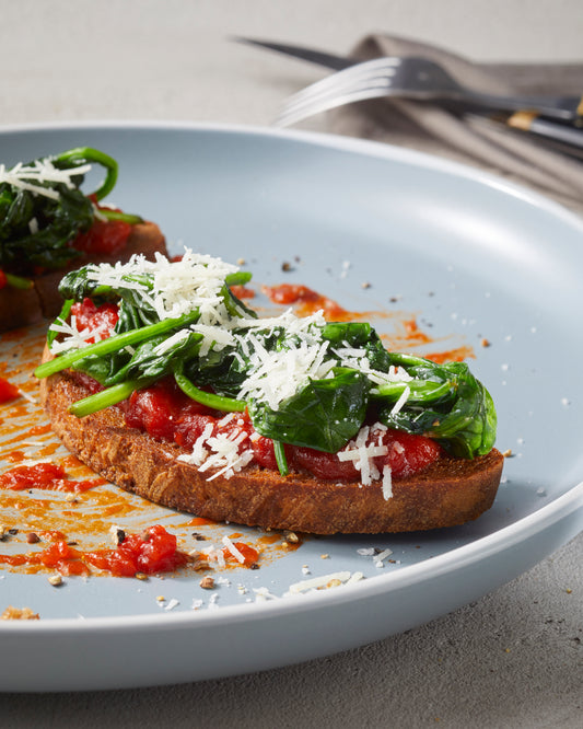 Tomate Frito auf einem Bruscetta 