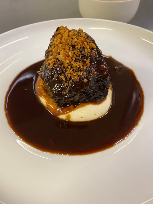 OCHSENBÄCKCHEN MIT PFEFFERSCHMORJUS UND SELLERIEPÜREE