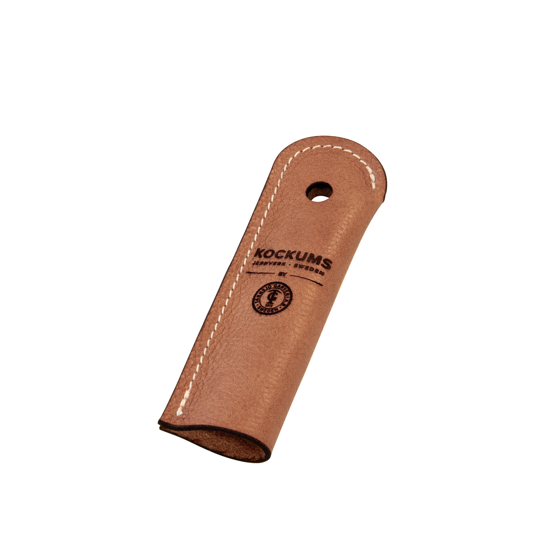 Hellbraune Lederscheide mit weißen Nähten und Kockums Jernverk Branding, ideal für den sicheren Transport Ihres MINI-PANCAKE PFANNE KOCKUMS 24 cm, abgebildet auf weißem Hintergrund.