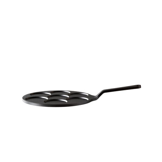 Die Kockums Jernverk MINI-PANCAKE PFANNE 24 cm ist eine schwarze Pfanne mit sieben runden Formen und einem Griff, ideal für die Zubereitung von Pfannkuchen und ähnlichen Gerichten.