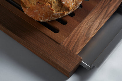 BROTSCHNEIDEBRETT AUS WALNUSSHOLZ mit Krümelfang