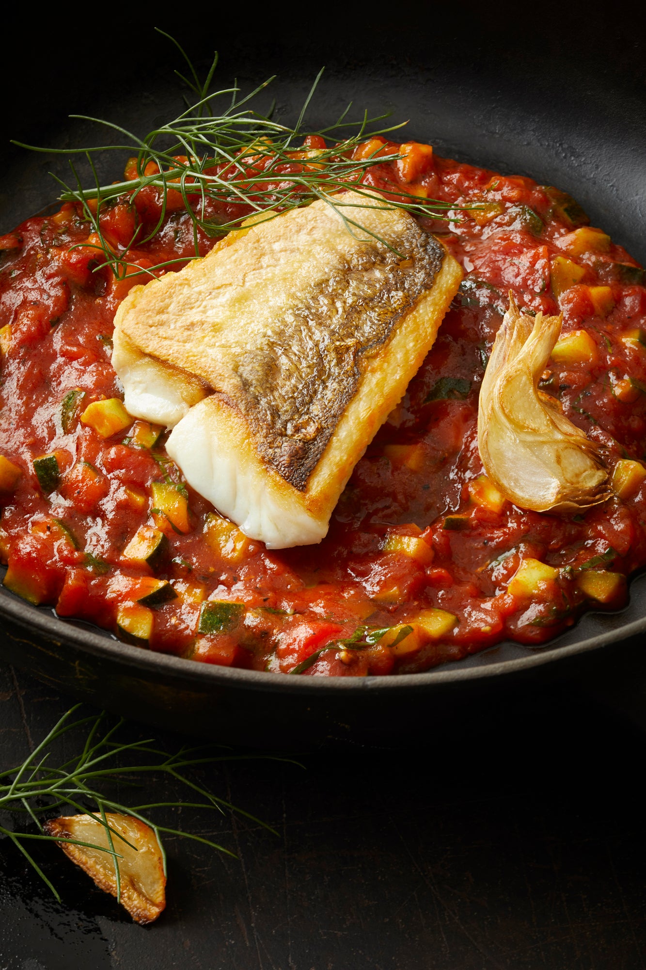 Gegrillte Tomate als Beilage zu Fisch